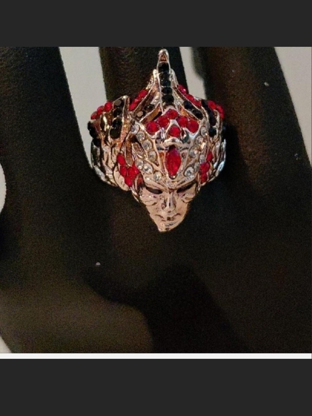 Source Unknown Silver Tone Red and Black Jeweled Sculpted Face Ring